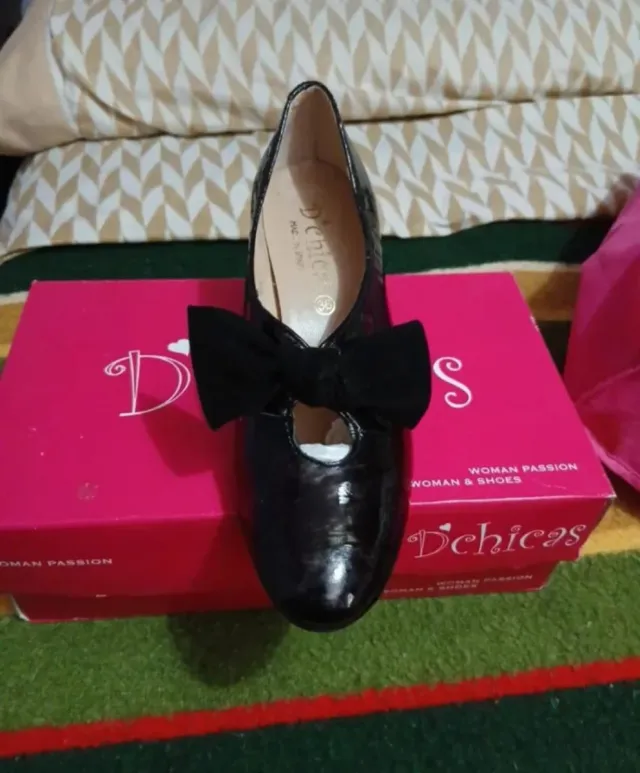 Zapatos de piel negros con lazo. Marca D'Chicas