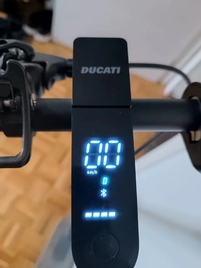 Monopatín Eléctrico Ducati.