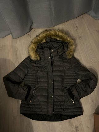 Cazadora chica gris con capucha