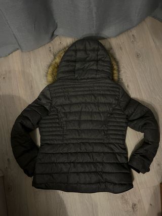 Cazadora chica gris con capucha