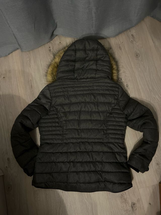 Cazadora chica gris con capucha