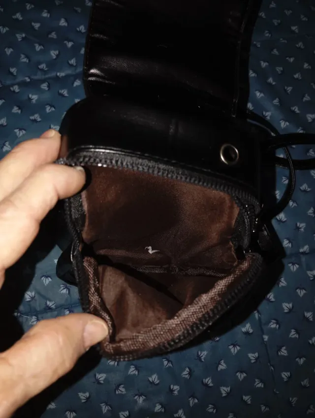 Bolso para colgar negro, 13 ancho, 17 alto.