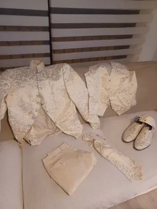 Traje de novio corte italiano /evento beige y dora
