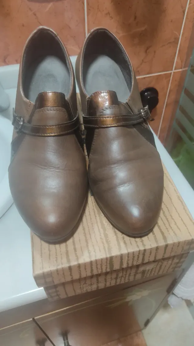 Zapatos abotinados Pitillos Marrones y Dorados