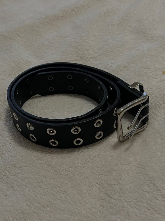 Cinturón negro con doble fila de ojales