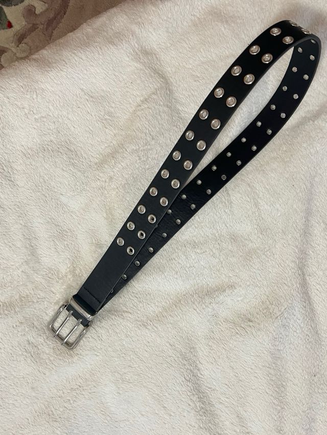 Cinturón negro con doble fila de ojales