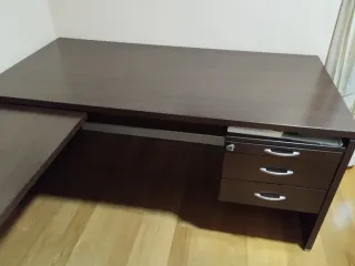 MESA DE DESPACHO/ESCRITORIO CON ALA Y SILLON.
