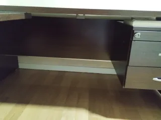 MESA DE DESPACHO/ESCRITORIO CON ALA Y SILLON.