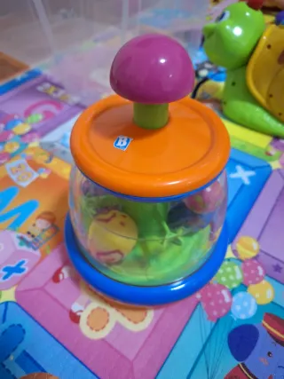 Gioco per bambini con palline colorate