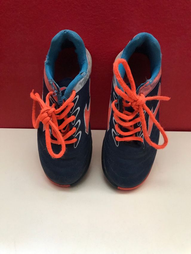 Regalo. Tenis de futbol.