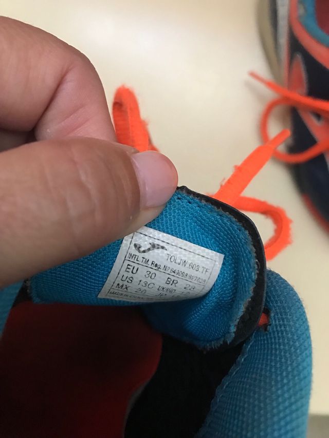 Regalo. Tenis de futbol.