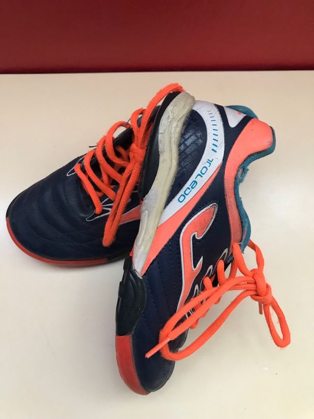 Regalo. Tenis de futbol.