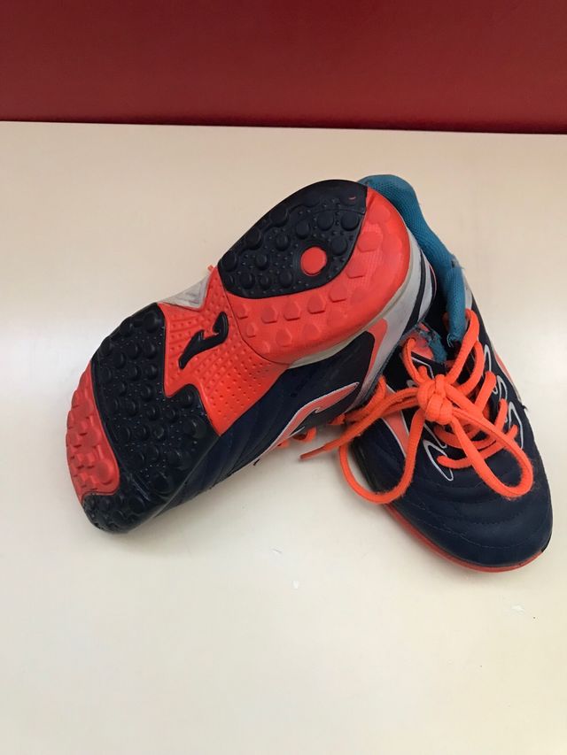 Regalo. Tenis de futbol.