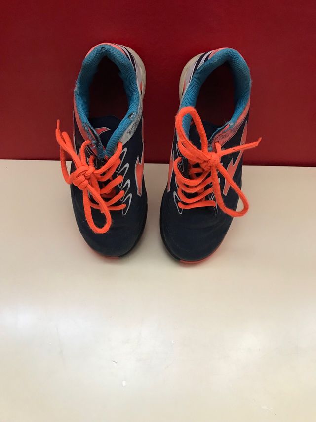 Regalo. Tenis de futbol.