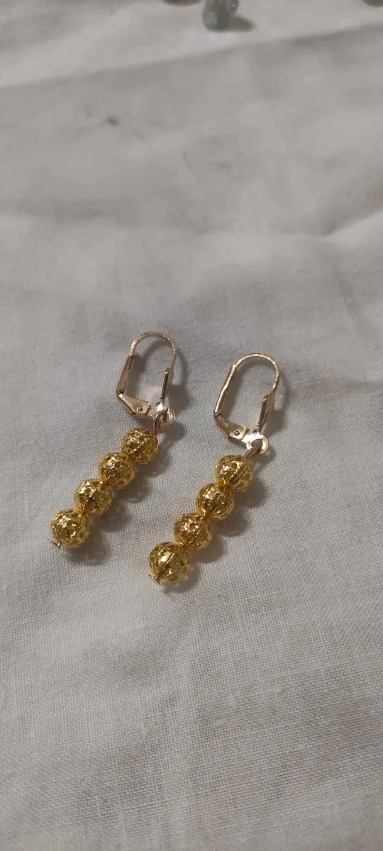 Pendientes dorados con cuentas