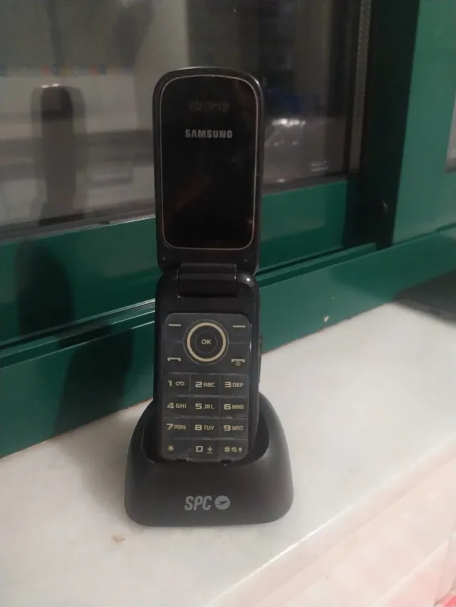 Telefono cellulare Samsung a conchiglia nero senza caricatore