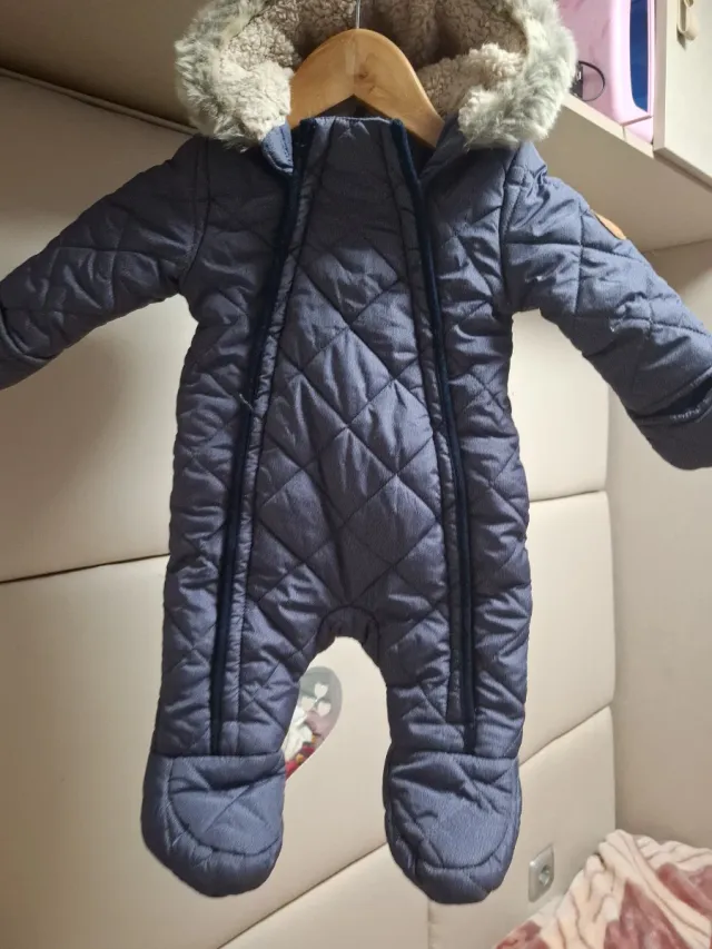 Mono de bebé acolchado con capucha