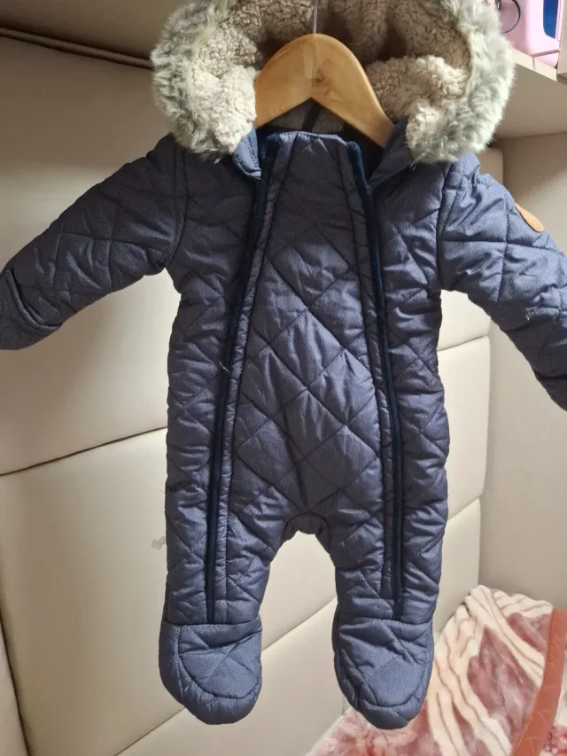 Mono de bebé acolchado con capucha