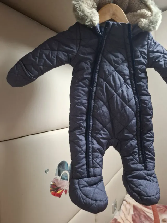 Mono de bebé acolchado con capucha