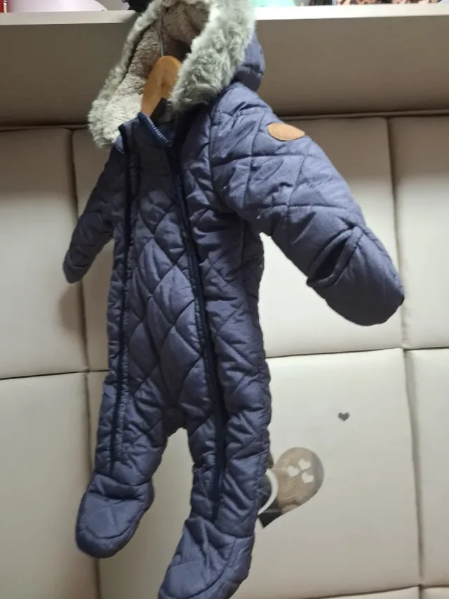 Mono de bebé acolchado con capucha