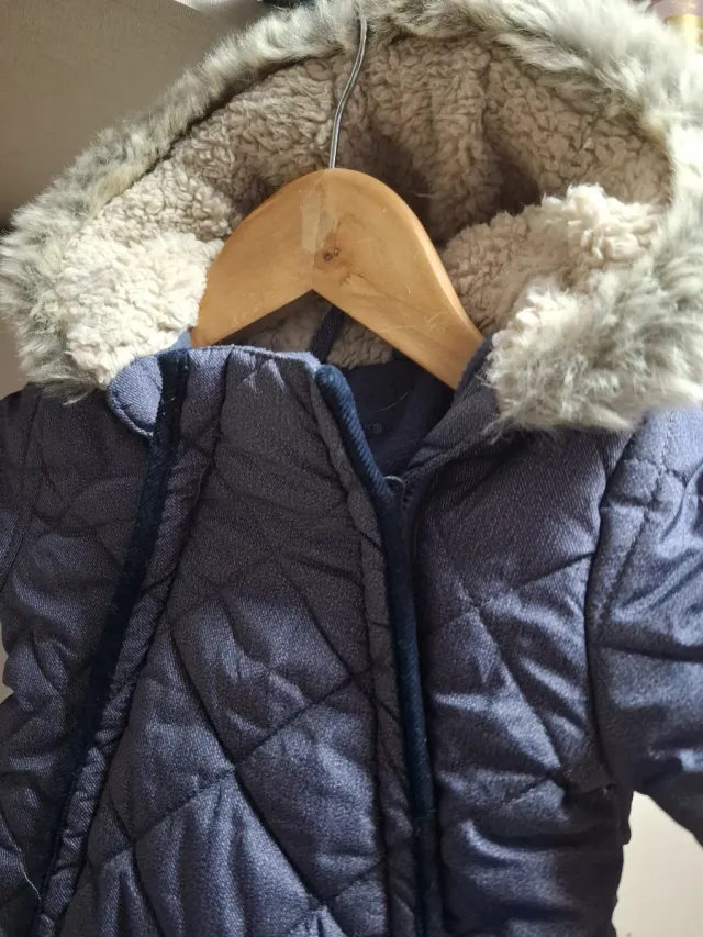 Mono de bebé acolchado con capucha