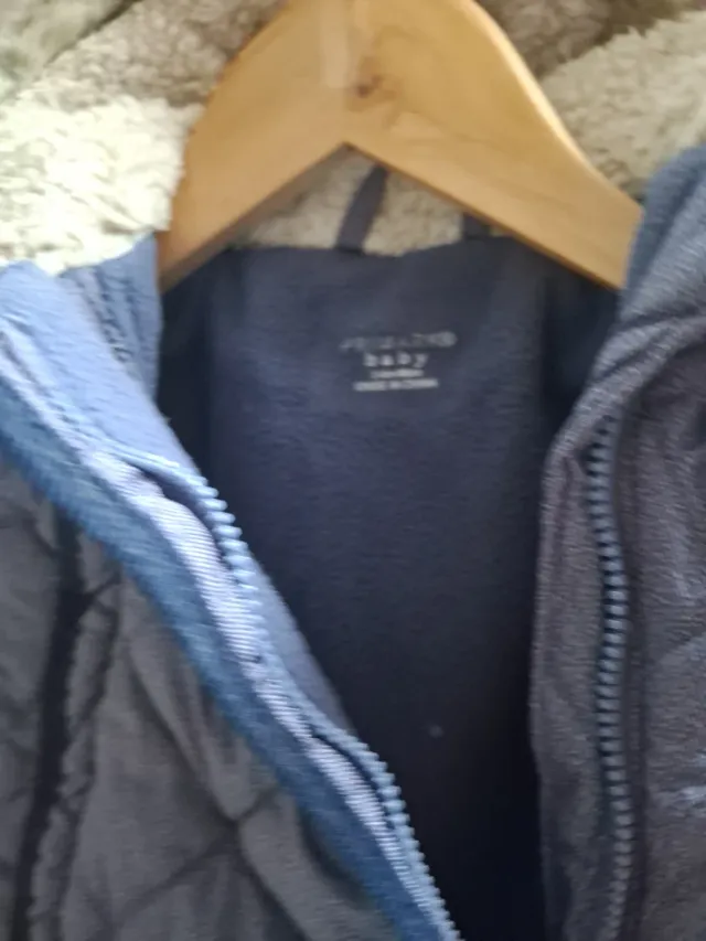 Mono de bebé acolchado con capucha