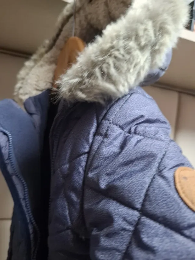 Mono de bebé acolchado con capucha