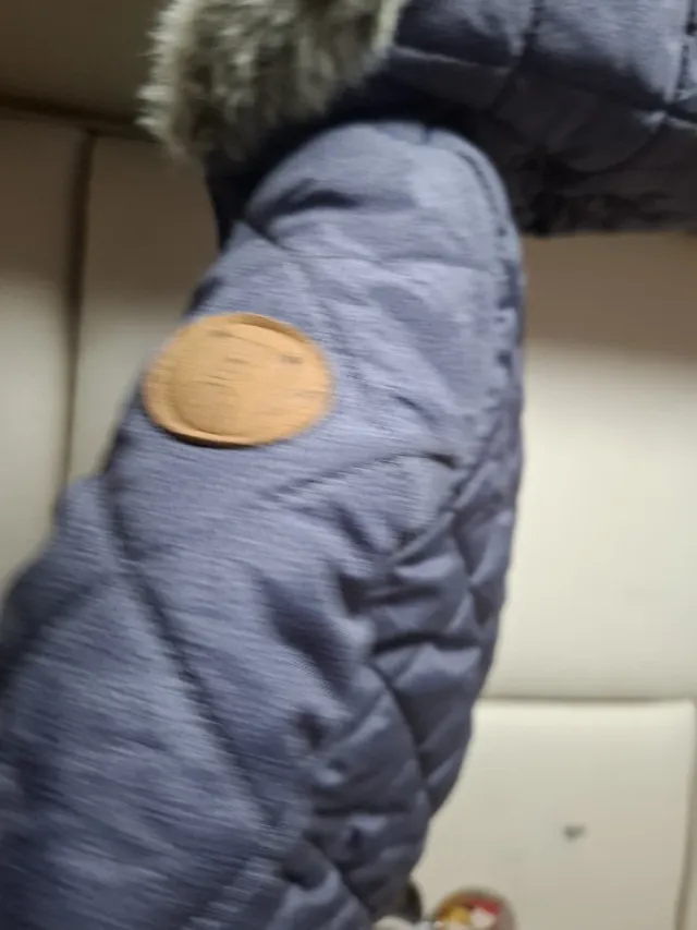 Mono de bebé acolchado con capucha