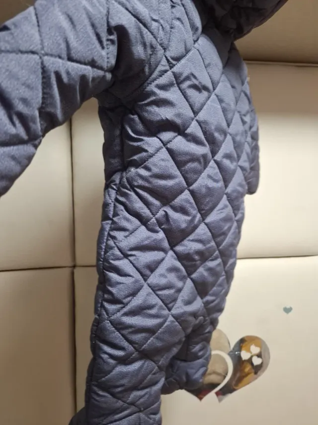 Mono de bebé acolchado con capucha