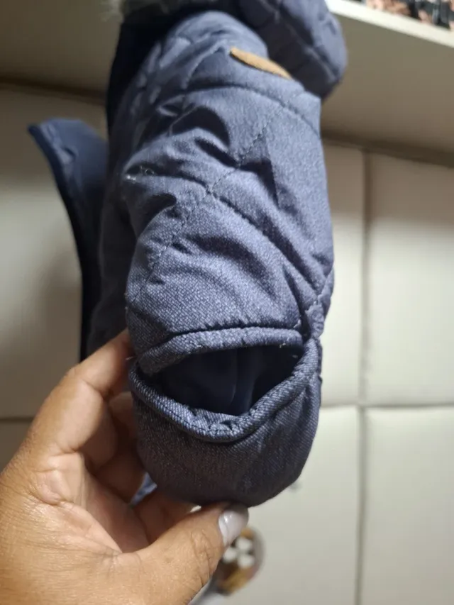 Mono de bebé acolchado con capucha