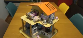 Casita de muñecas de madera