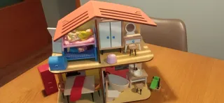 Casita de muñecas de madera
