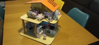 Casita de muñecas de madera