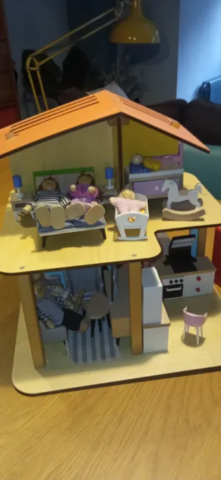 Casita de muñecas de madera