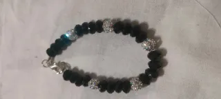 Pulsera negra con detalles plateados