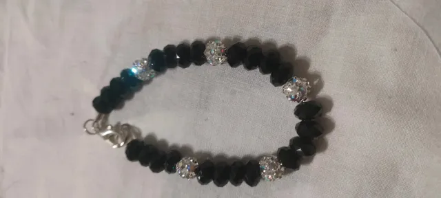 Pulsera negra con detalles plateados