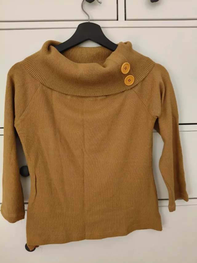 Jersey marrón cuello alto botones