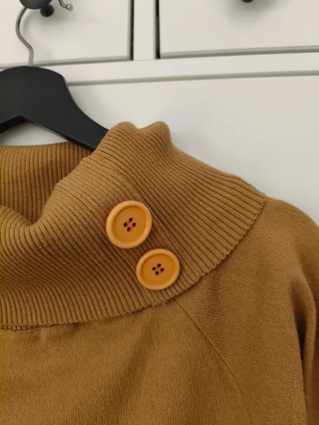 Jersey marrón cuello alto botones