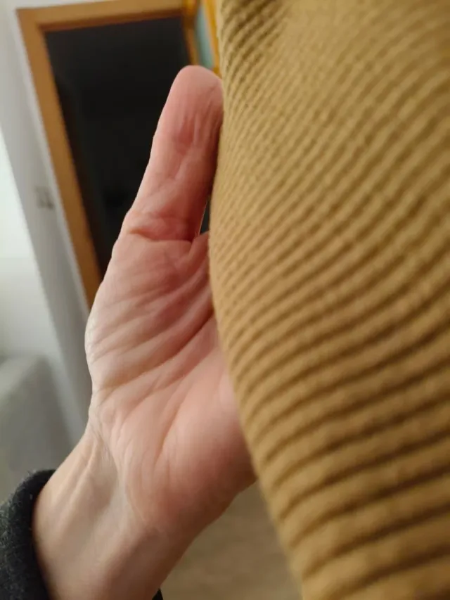 Jersey marrón cuello alto botones