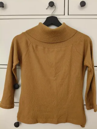 Jersey marrón cuello alto botones