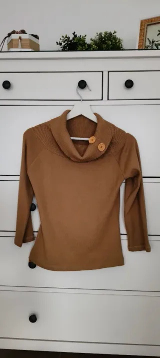 Jersey marrón cuello alto botones
