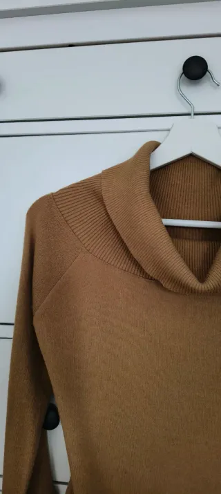 Jersey marrón cuello alto botones