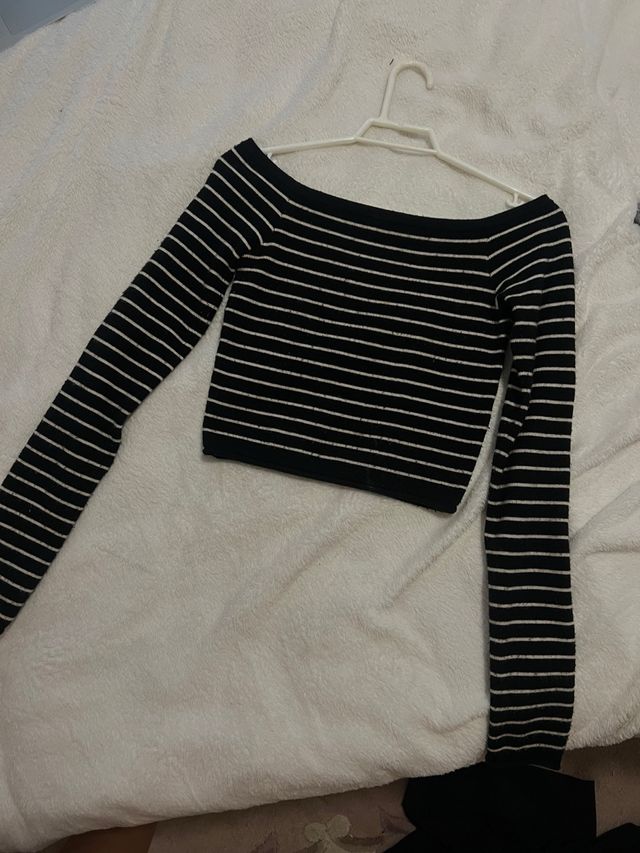 Top de rayas off-shoulder manga larga