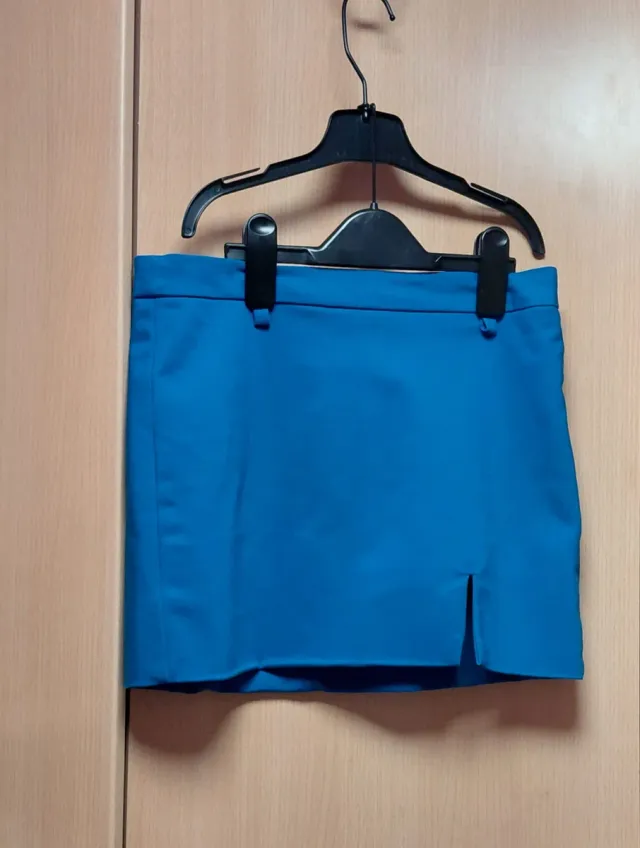 Falda azul corta con abertura