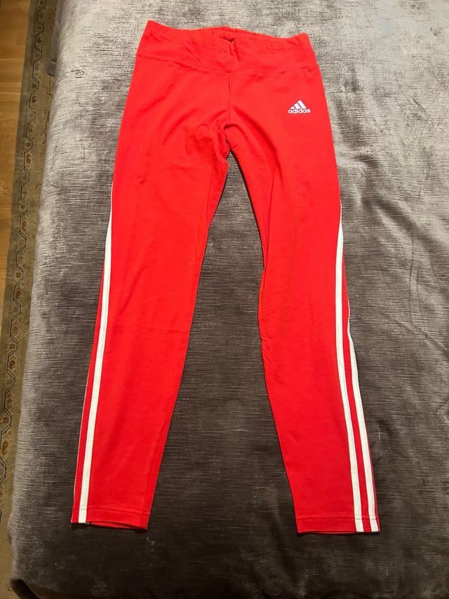 Mallas Adidas Rojas con Rayas Blancas