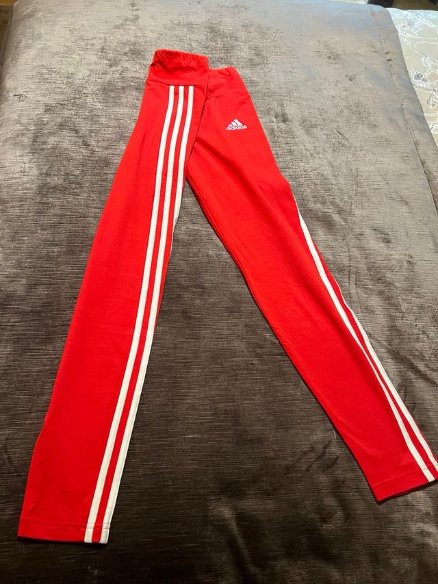 Mallas Adidas Rojas con Rayas Blancas