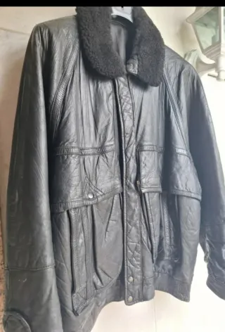 Cazadora de cuero negro con cuello