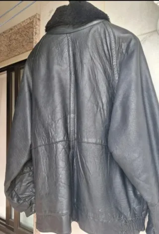 Cazadora de cuero negro con cuello