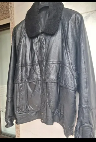 Cazadora de cuero negro con cuello