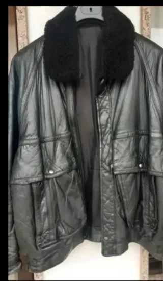 Cazadora de cuero negro con cuello